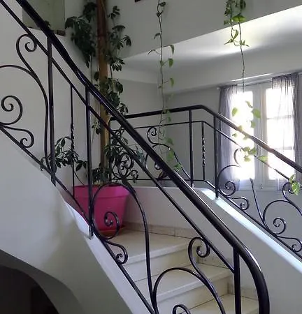 فندق De La Bastide قرقشونه